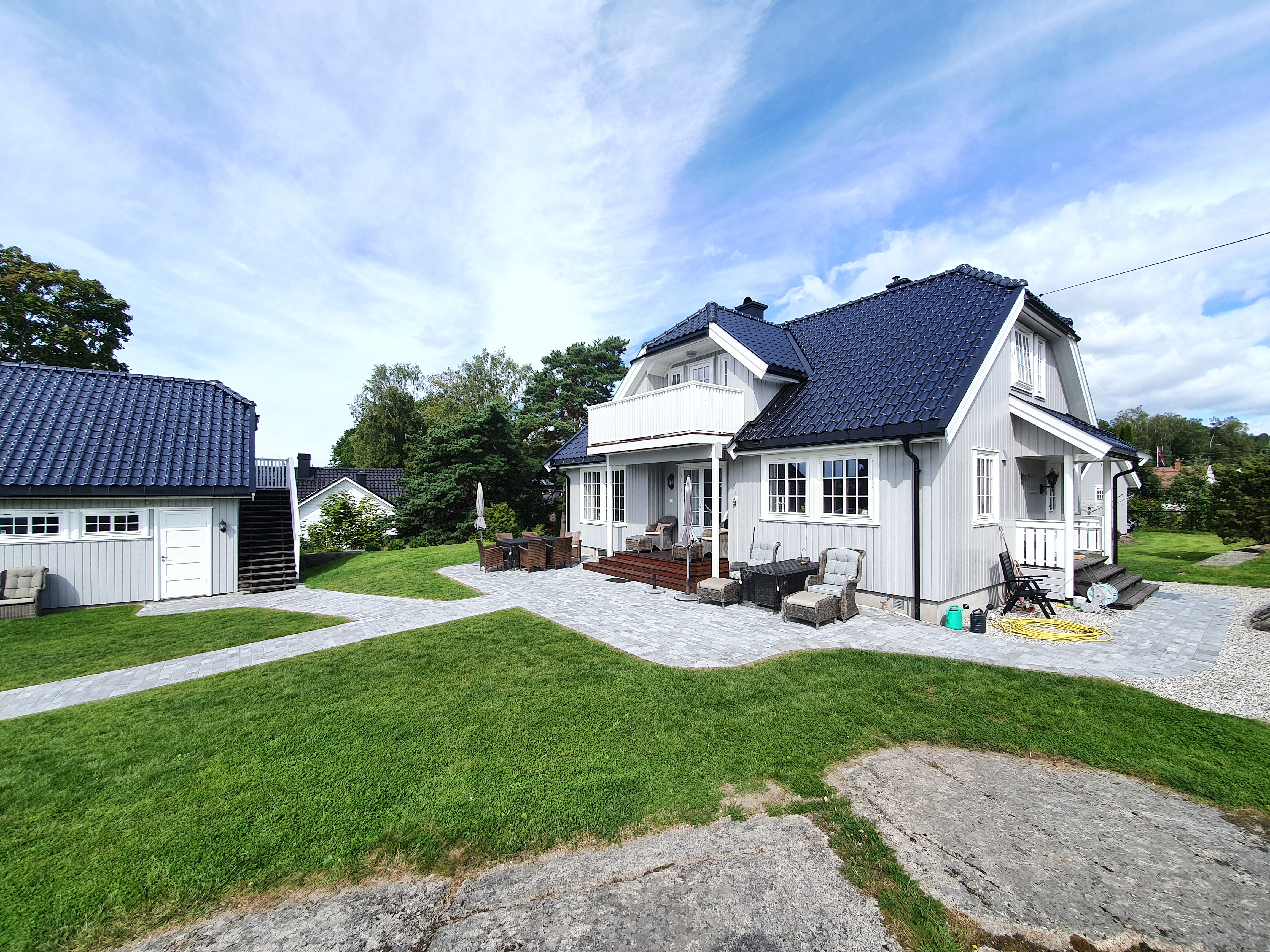 Bolig etter totalrenovering med nytt hageanlegg